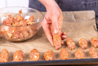 Cevapcici aufs Blech legen