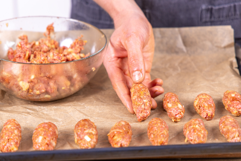 Cevapcici aufs Blech legen
