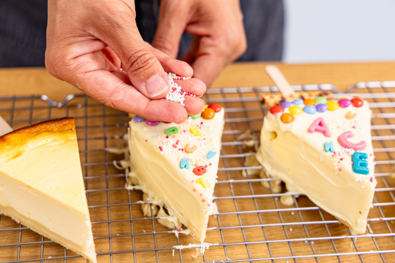 Cake Sticks mit Streuseln dekorieren