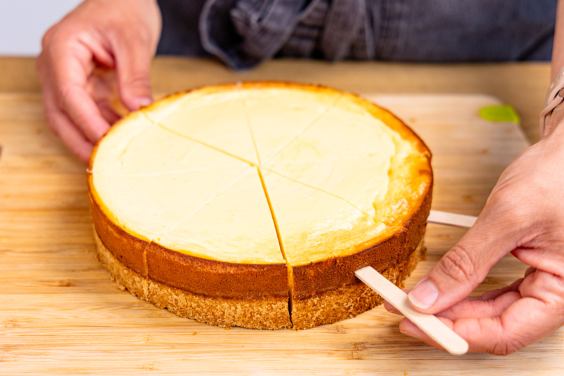Eisstiele in den Rücken der Kuchenstücke stecken