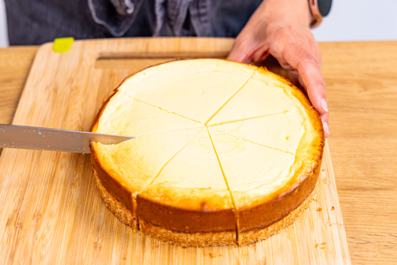 Cheesecake in 8 Stücke schneiden