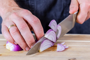 Zwiebeln schneiden für chinesische Hähnchenpfanne