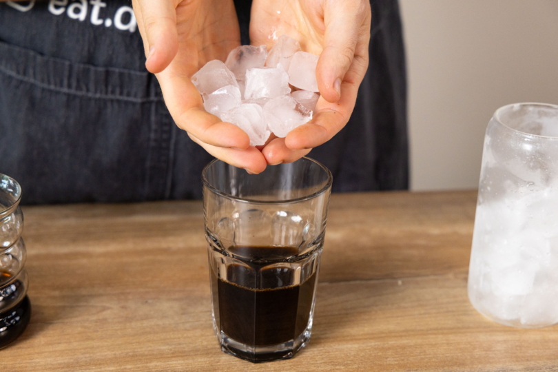 Eiswürfel in den Cold Brew Kaffee geben.