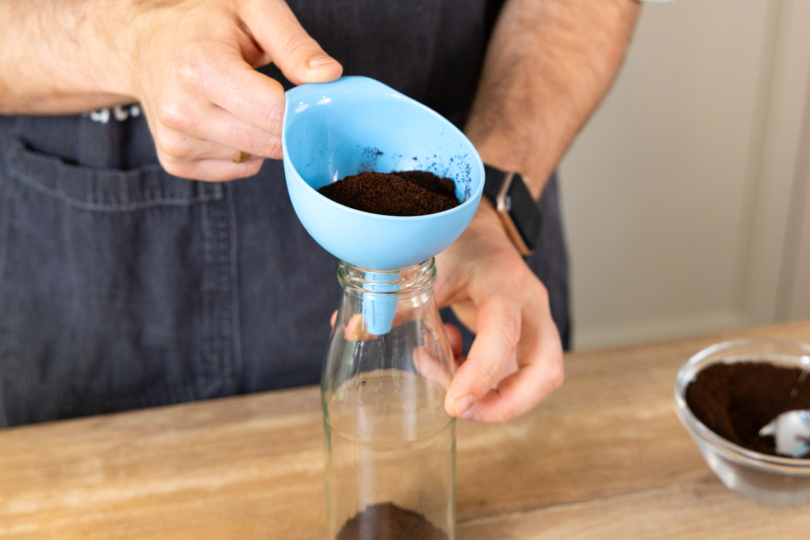 Espressopulver in Gefäß geben.