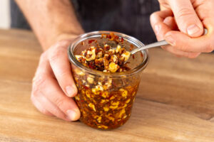 Crispy-Chili-Öl verrühren