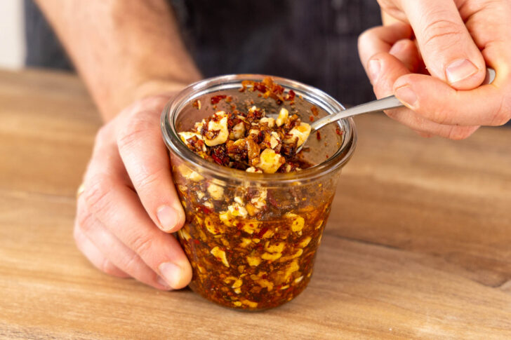 Crispy-Chili-Öl verrühren