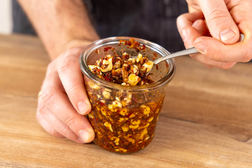 Crispy-Chili-Öl verrühren