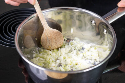 Zwiebeln und Knoblauch anschwitzen