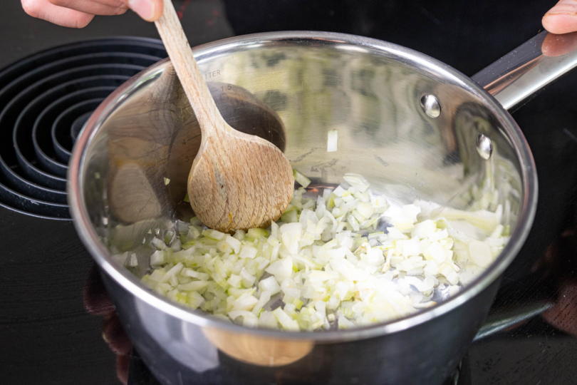 Zwiebeln und Knoblauch anschwitzen