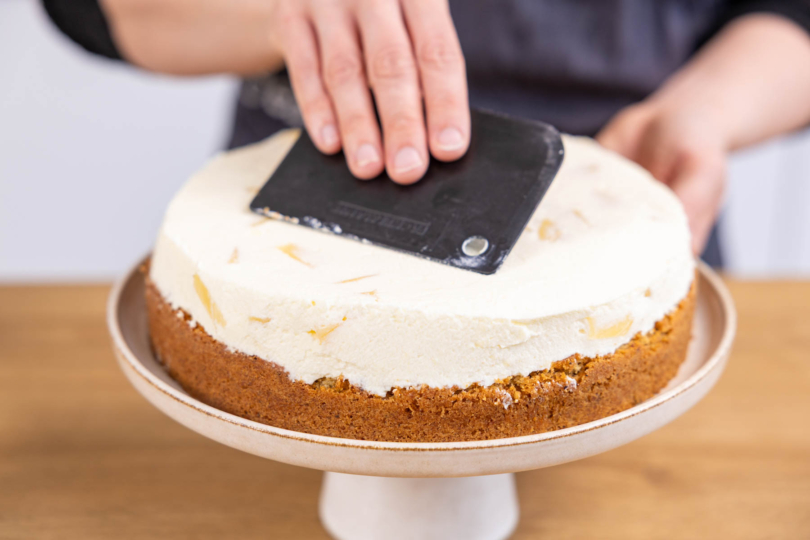 Creme auf dem Boden verstreichen