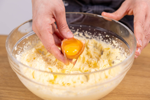 Diplomatentorte nach DDR-Rezept: ein cremiger Ananas-Sahne-Traum Diplomatentorte nach DDR-Rezept: ein cremiger Ananas-Sahne-Traum