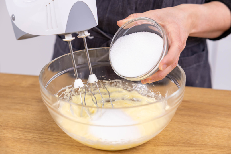 Zucker zur Butter geben