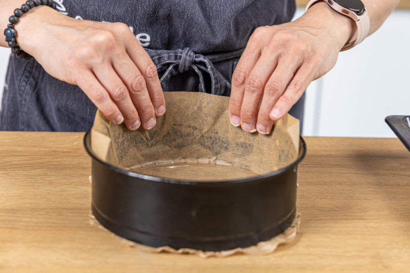 Backform mit Backpapier auslegen