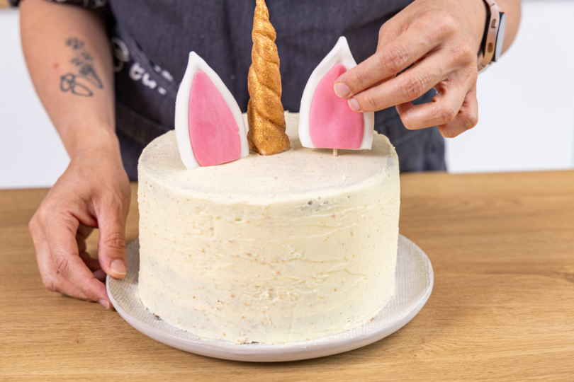 Ohren und Horn in die Torte stecken