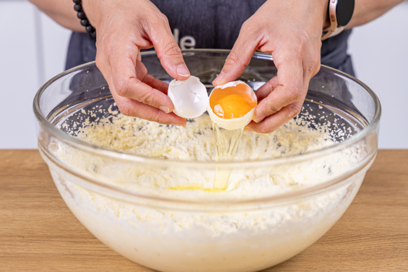 Eier einzeln in den Teig rühren