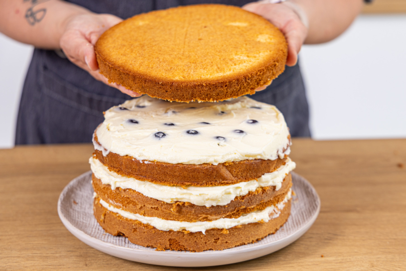 Tortenböden und Creme stapeln