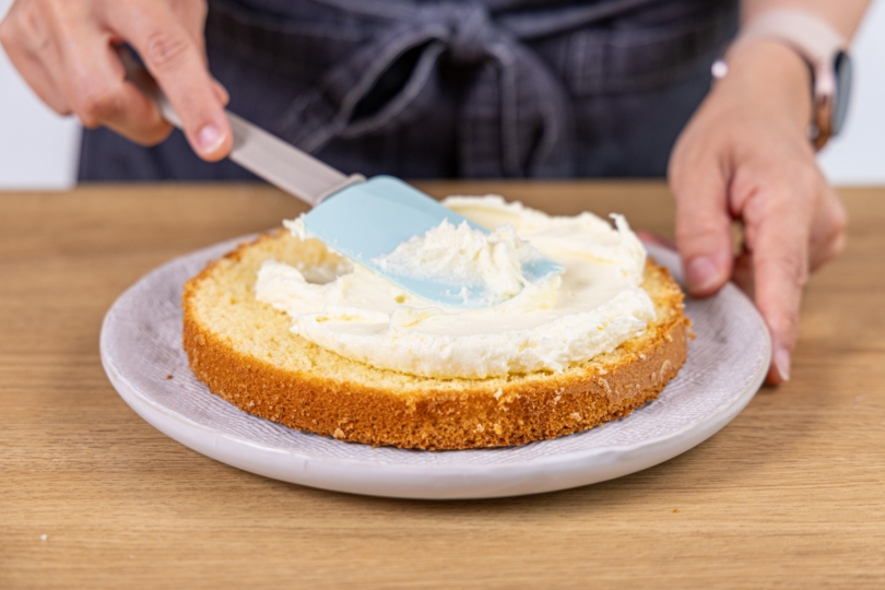 Creme auf Tortenboden streichen