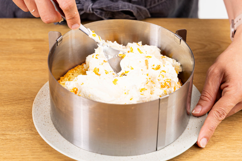 Tortenboden mit Creme einstreichen