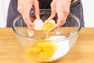 Eier mit Zucker und einer Prise Salz schaumig schlagen