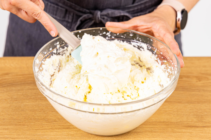 Frischkäse unter die Creme rühren