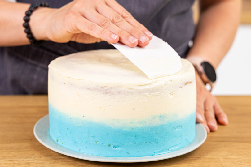 Buttercreme mit einer Teigkarte glatt streichen