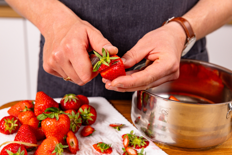 Erdbeeren vom Grün befreien
