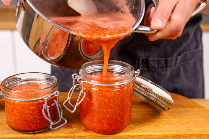 Erdbeer-Holunder Marmelade in sterile EInmachgläse abfüllen