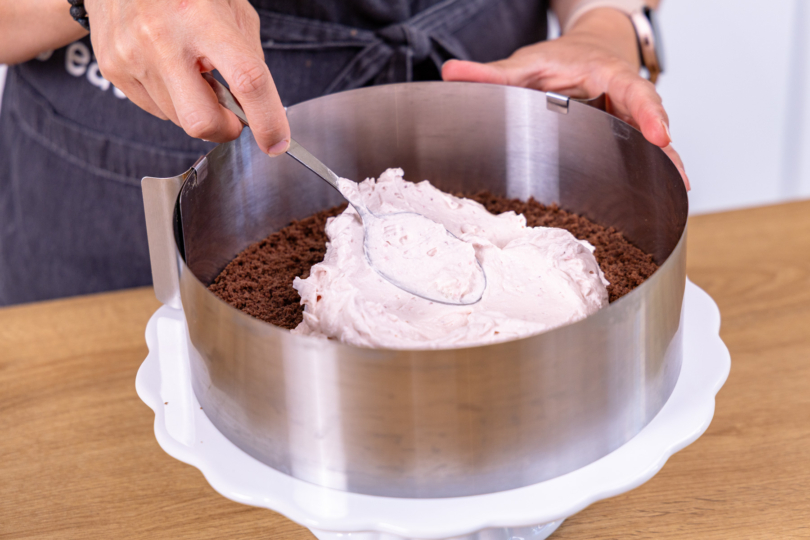 Tortenboden mit Creme bestreichen