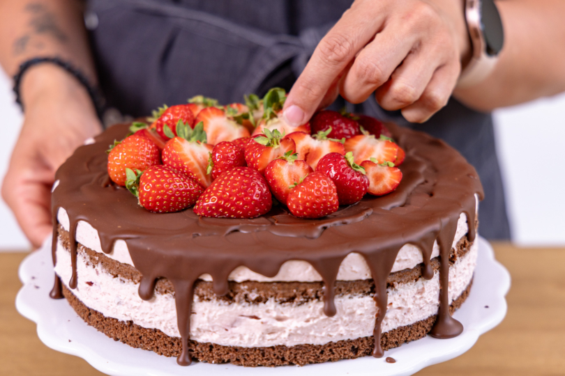 Erdbeer-Schoko-Torte mit Erdbeeren dekorieren