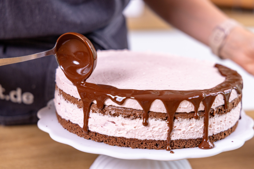 Erdbeer-Schoko-Torte mit Schokodripping verzieren