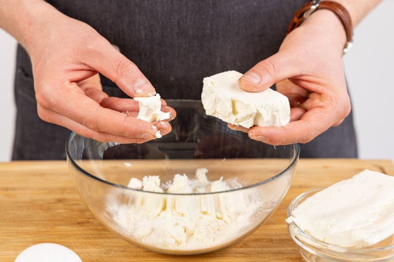 Feta zum Mehl bröseln