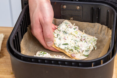 Flammkuchen-Toast in Airfryer legen