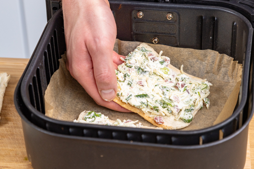 Flammkuchen-Toast in Airfryer legen