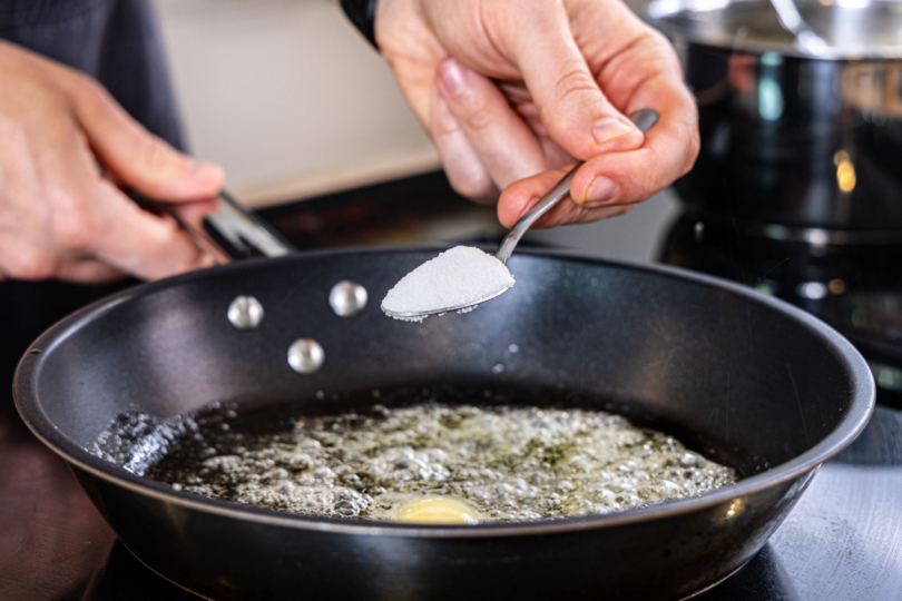 Zucker zur Butter geben
