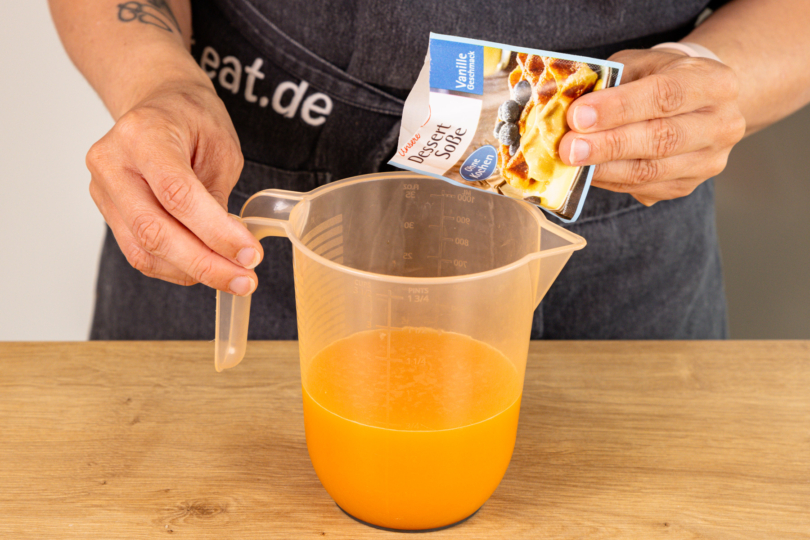 Multivitaminsaft mit Fertig-Vanillesoße mischen