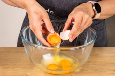 Eier mit Zucker und Salz schaumig schlagen
