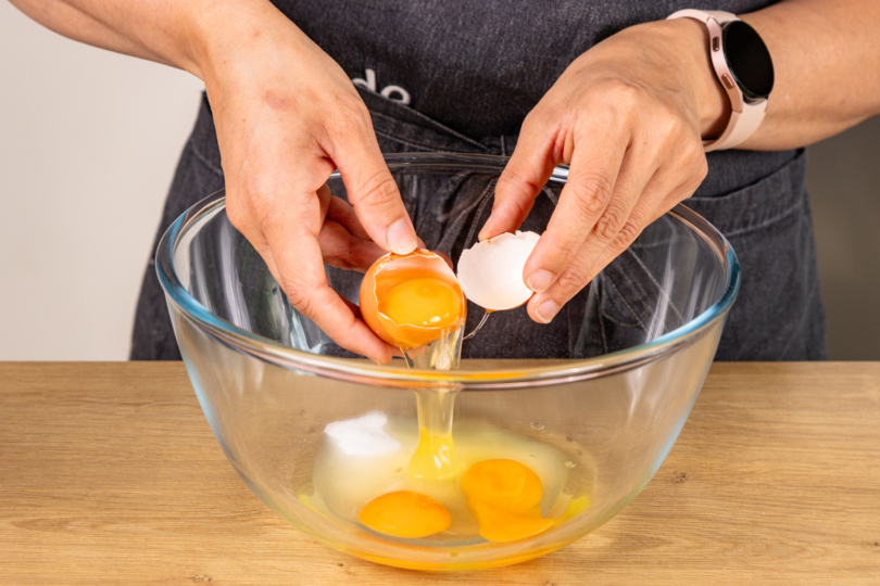 Eier mit Zucker und Salz schaumig schlagen