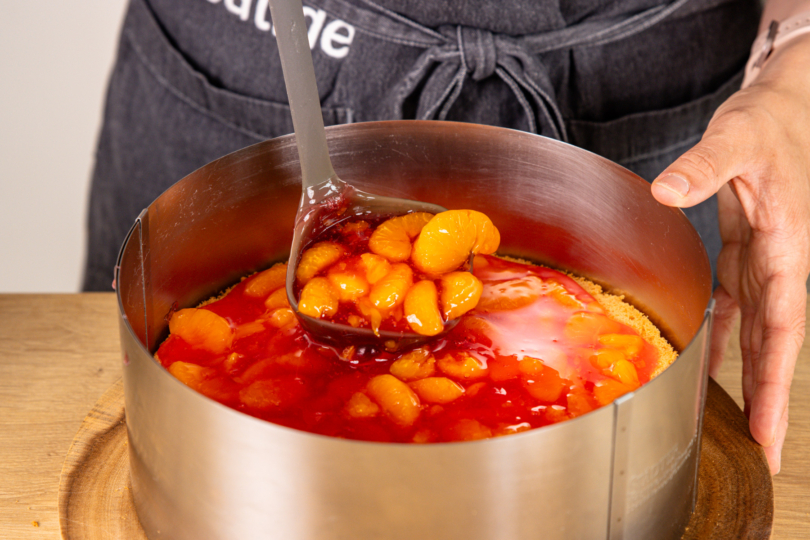 Mandarinenmasse auf Tortenboden geben