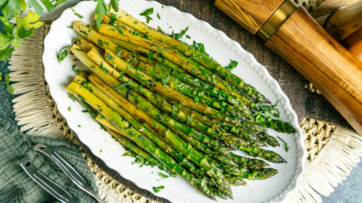 Gebratener grner Spargel aus der Pfanne