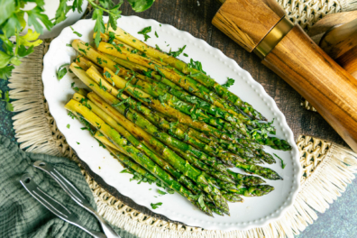 gebratener grüner Spargel aus der Pfanne