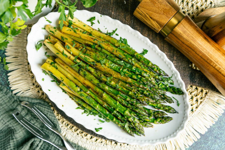 gebratener grüner Spargel aus der Pfanne