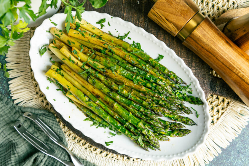 gebratener grüner Spargel aus der Pfanne