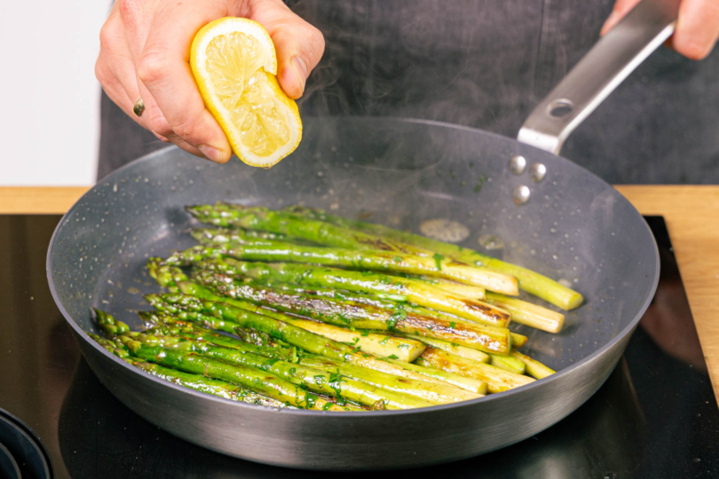 gebratenen Spargel in der Pfanne mit Zitrone ablöschen