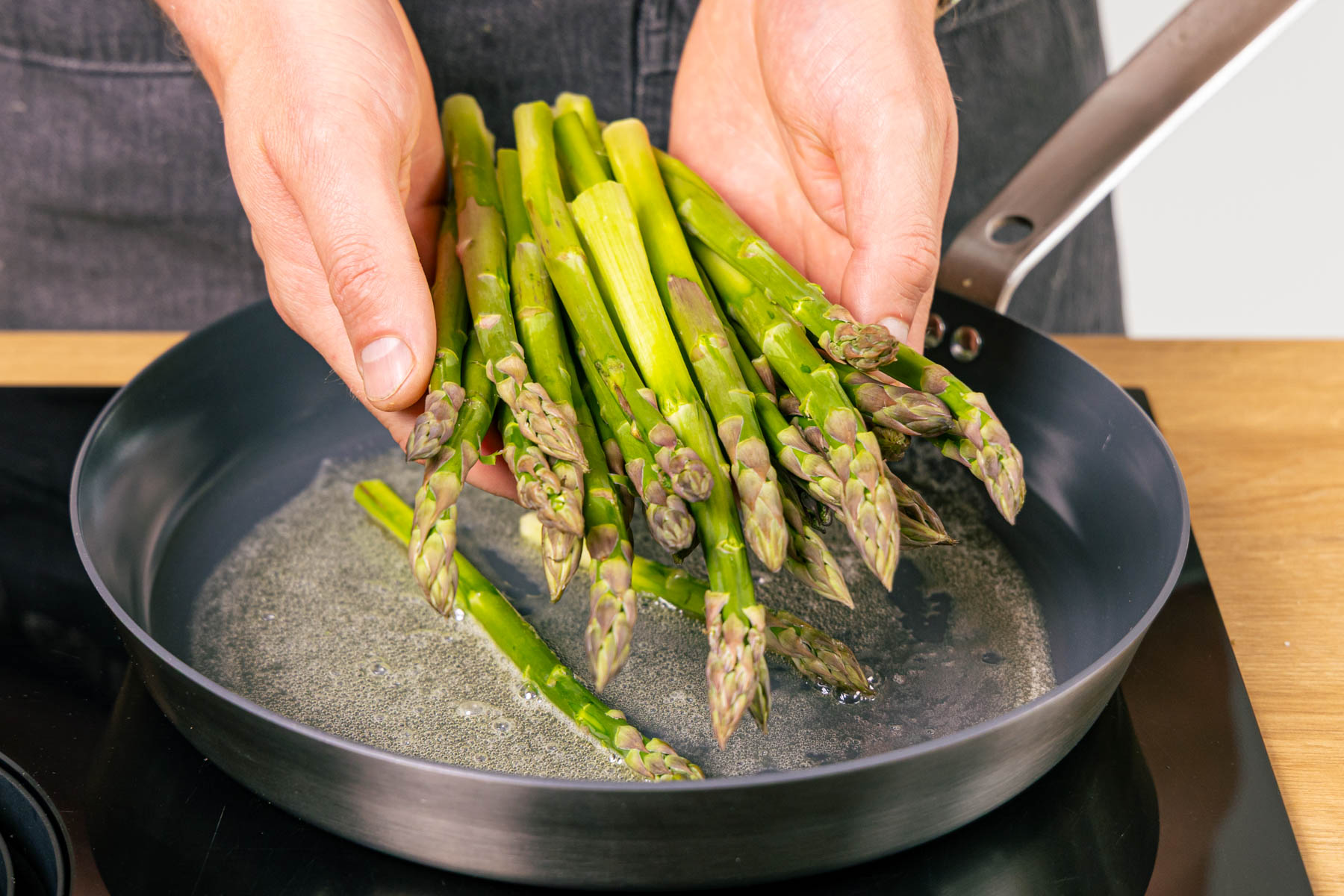 Gebratener grüner Spargel aus der Pfanne Gebratener grüner Spargel aus der Pfanne