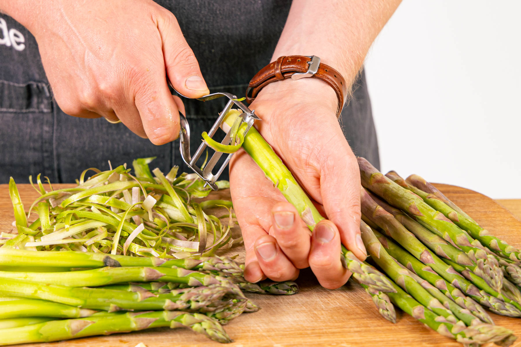 Gebratener grüner Spargel aus der Pfanne Gebratener grüner Spargel aus der Pfanne