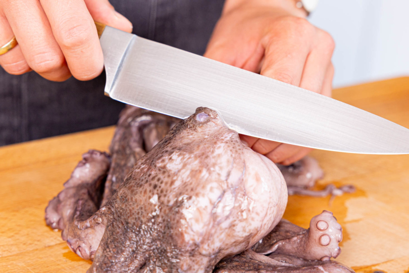 Augen und Innereien vom Pulpo entfernen