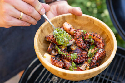 gegrillten Oktopus mit Marinade vermengen