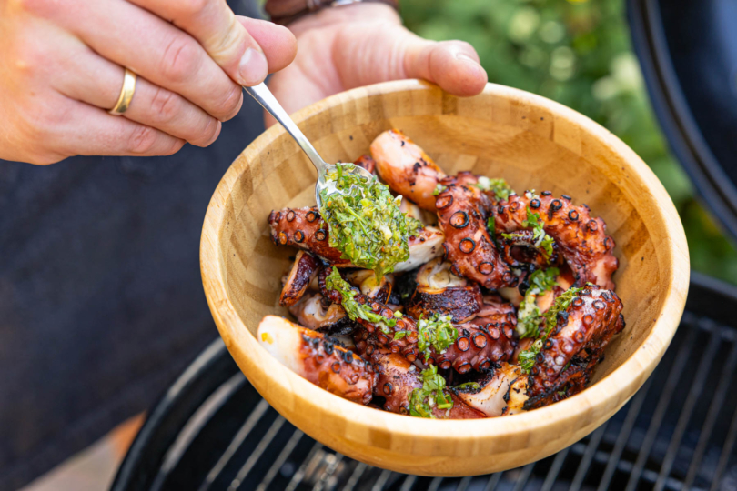 gegrillten Oktopus mit Marinade vermengen