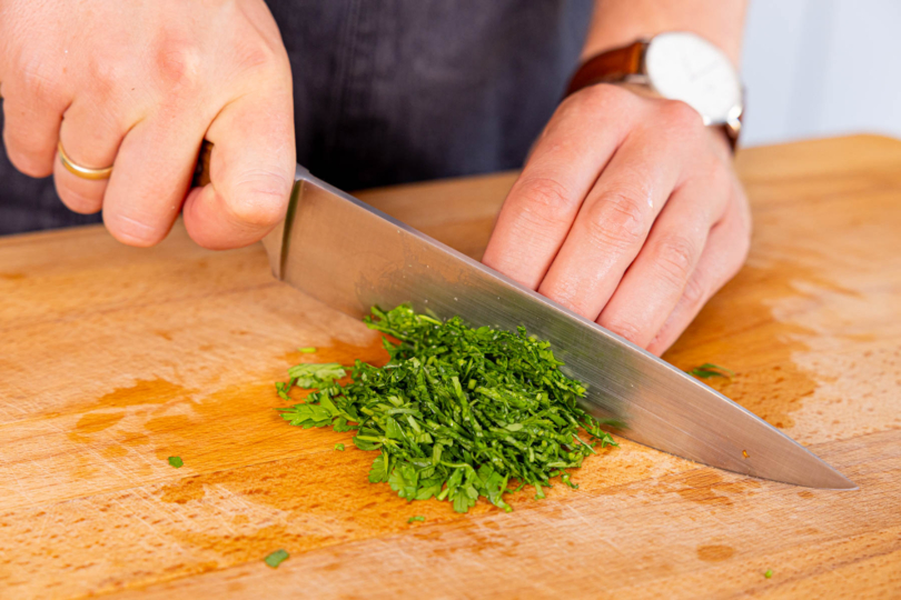Petersilie für die Marinade hacken