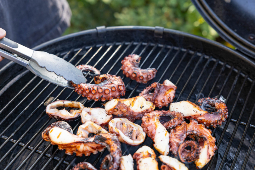 Oktopus bei direkter Hitze grillen